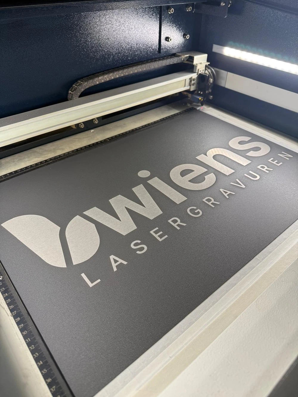 Graviertes Firmenschild von Wiens Lasergravuren