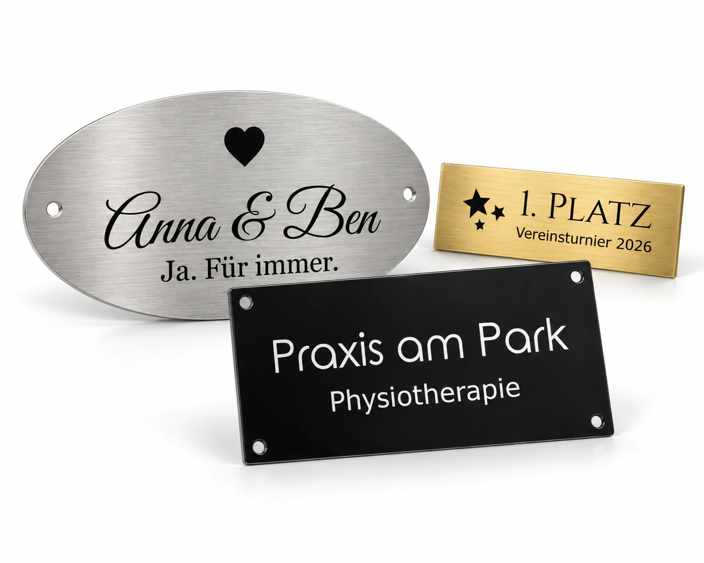 Schildbeispiele aus dem WIENS-Shop: ovales Hochzeitsschild Anna und Ben, goldenes Pokalschild und schwarzes Praxisschild